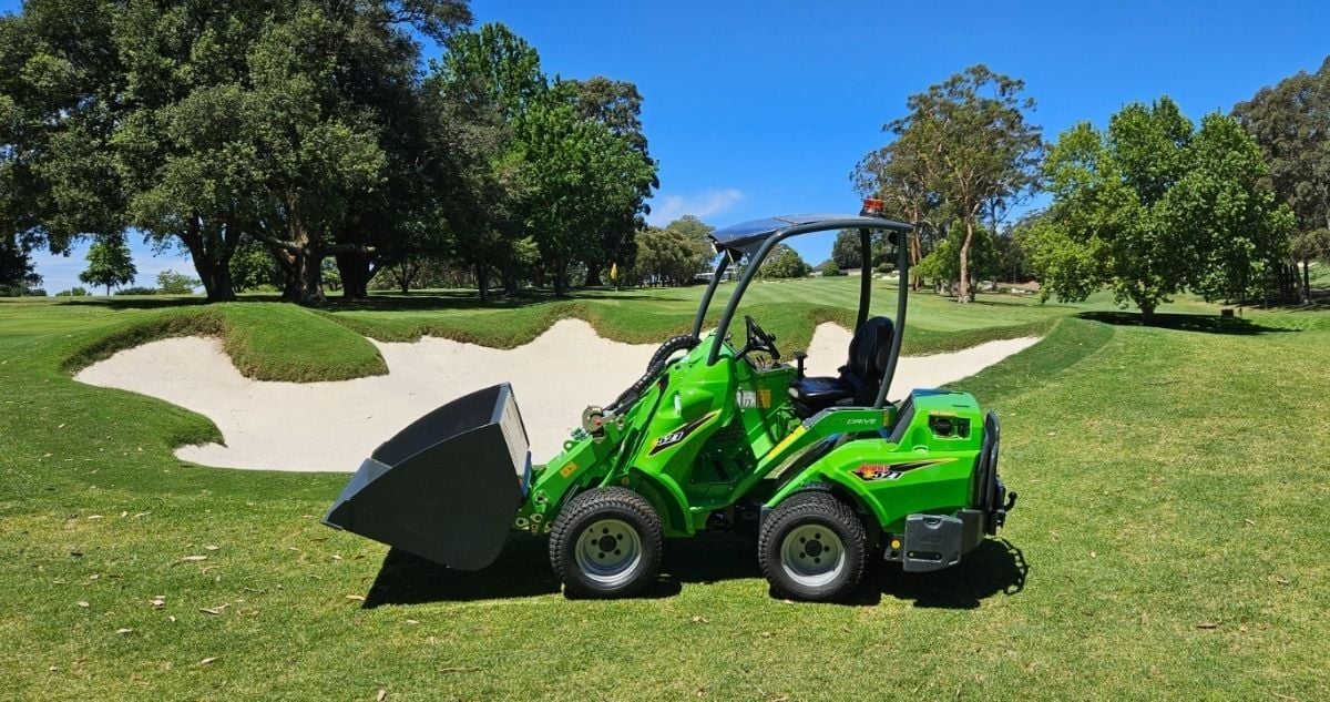 Compact articulated Avant loader for golf courses maintenance
