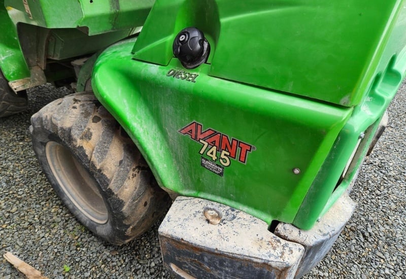 Avant 745 loader