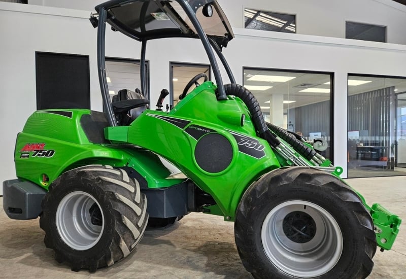Avant 750 loader