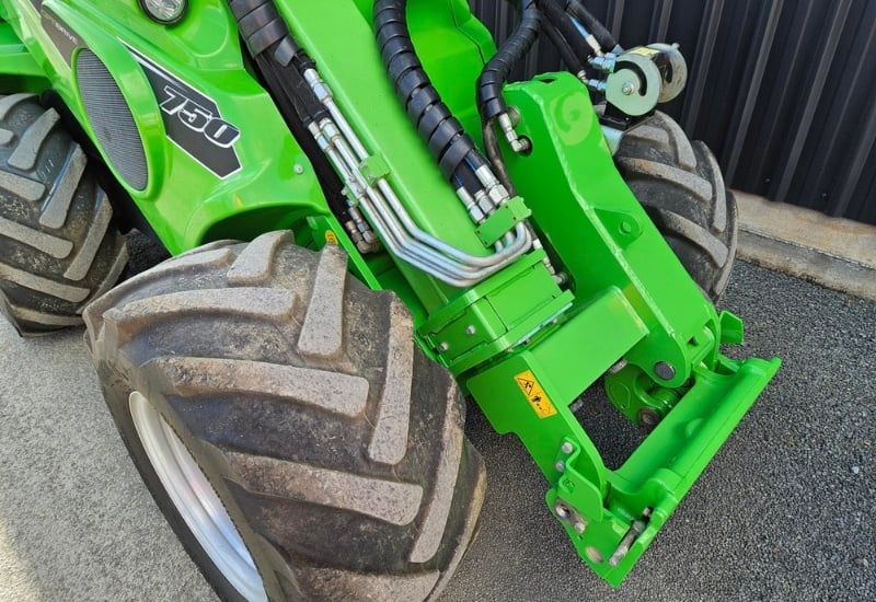 Avant 750 loader