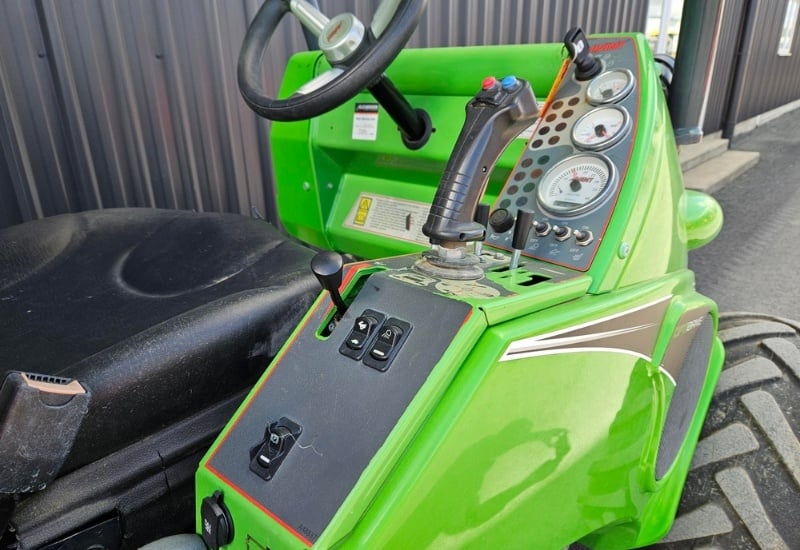 Avant 750 loader