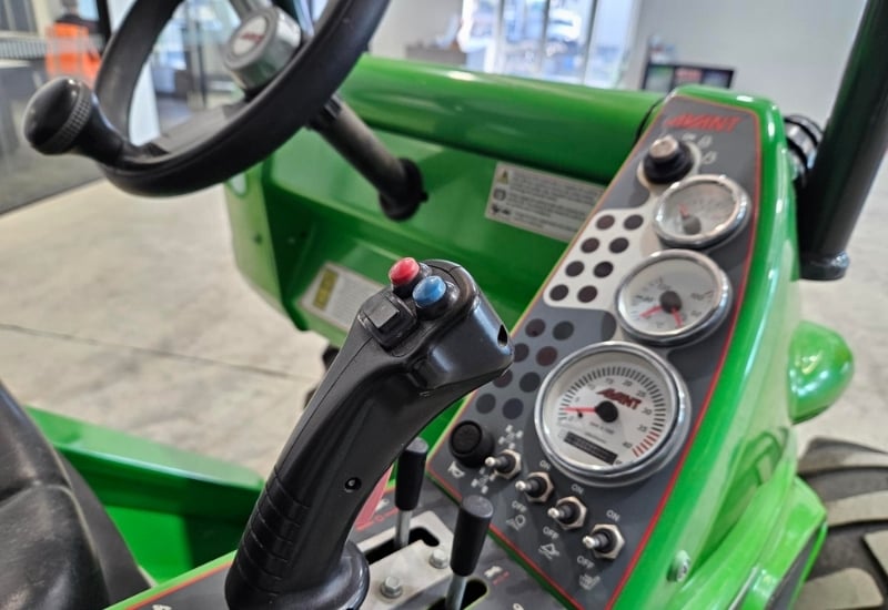 Avant 750 loader
