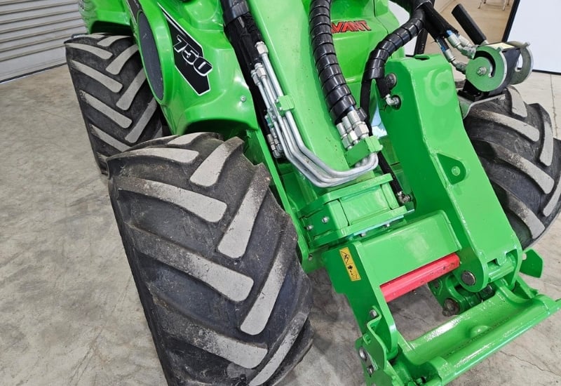 Avant 750 loader