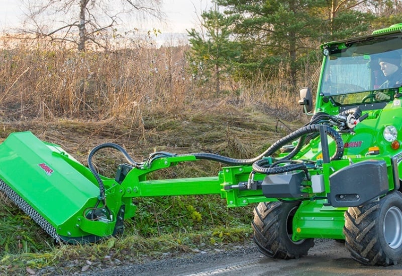 S30 flail mower with hydraulic side arm - 1