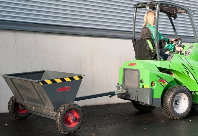 Towable sand/salt spreader