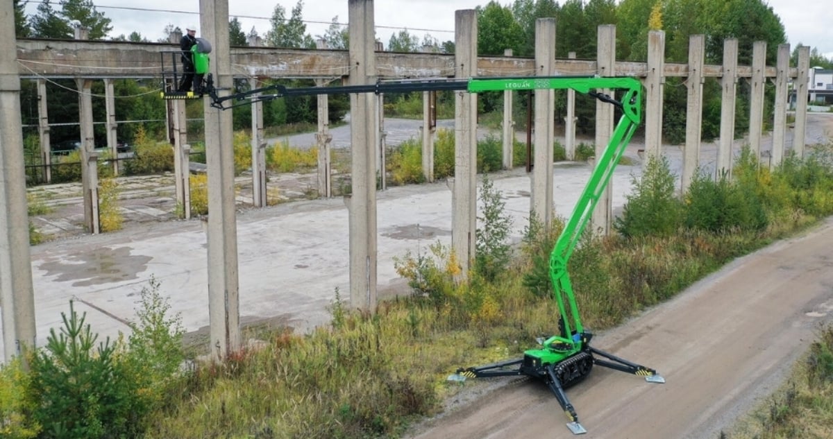 Leguan spider lift automatic outrigger levelling system in action