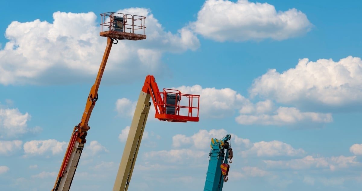 Telescopic boom lift on flat ground
