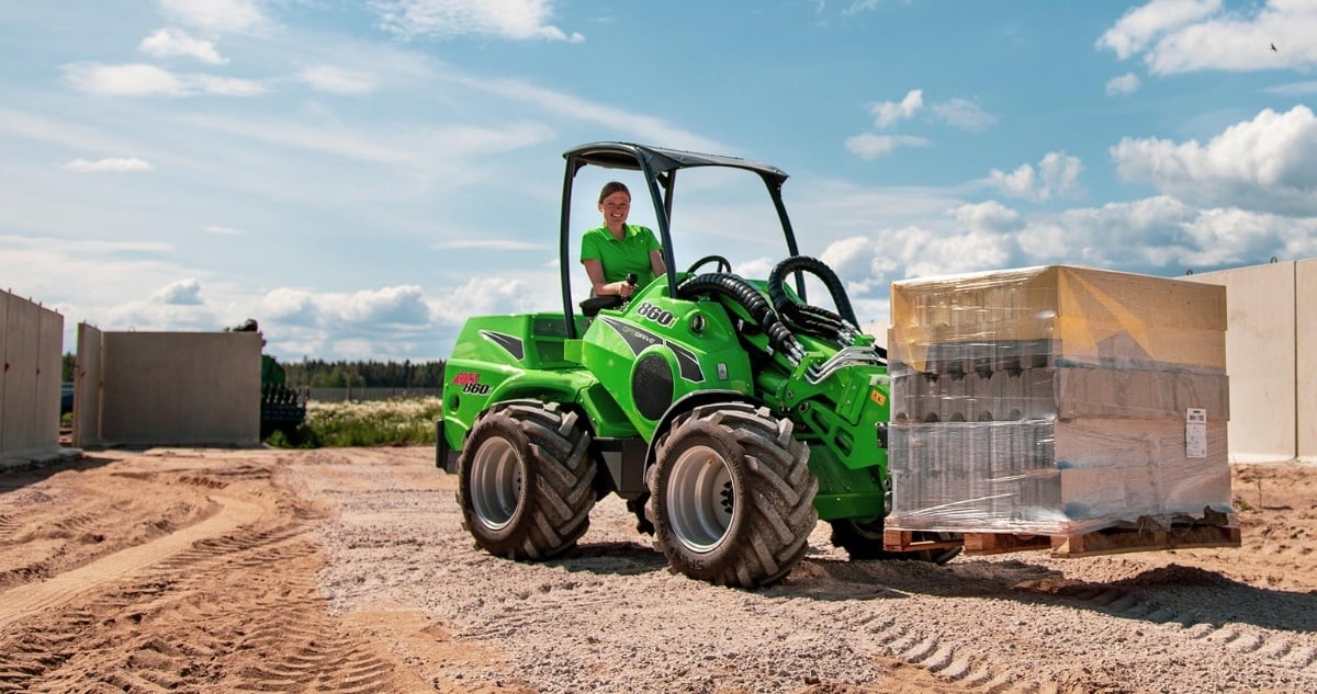 All-new Avant 800 series loader